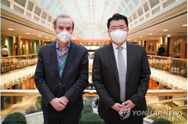 １月にオーストリア・ウィーンで面会した崔氏（右）とモラ氏（外交部提供）＝（聯合ニュース）≪転載・転用禁止≫