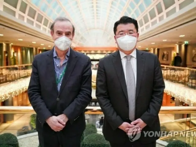 １月にオーストリア・ウィーンで面会した崔氏（右）とモラ氏（外交部提供）＝（聯合ニュース）≪転載・転用禁止≫
