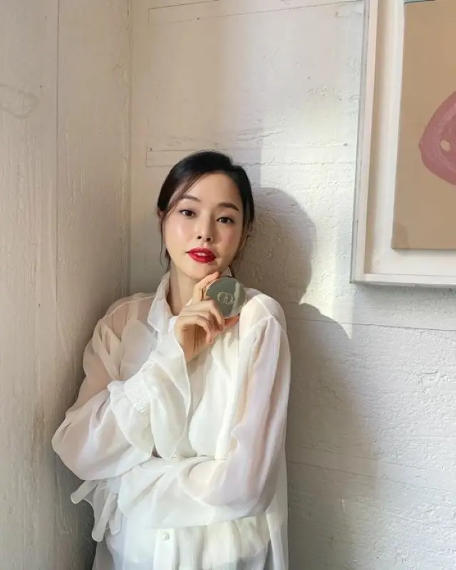 “妊娠7か月”女優イ・ハニ、シースルーのブラウスからちらりとのぞくDライン…ラブリーなプレママのスマイル（画像提供:wowkorea）