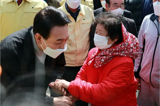 尹次期大統領、山火事の被災地「蔚珍」訪問…被災者を慰労＝韓国（画像提供:wowkorea）