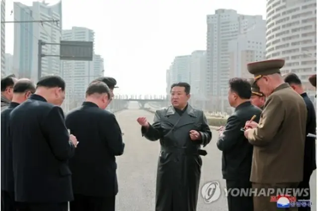 北朝鮮の朝鮮中央通信は16日、金正恩氏（中央）が平壌の住宅建設現場を視察したと伝えた＝（朝鮮中央通信＝聯合ニュース）≪転載・転用禁止≫