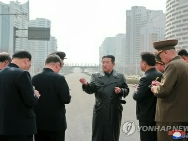 北朝鮮の朝鮮中央通信は16日、金正恩氏（中央）が平壌の住宅建設現場を視察したと伝えた＝（朝鮮中央通信＝聯合ニュース）≪転載・転用禁止≫