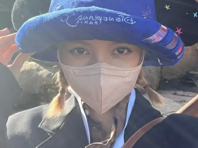 LISA（BLACKPINK）、パリ・ディズニーで記念撮影…人形のようなビジュアル（画像提供:wowkorea）