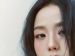 「BLACKPINK」JISOO、画報撮影で完璧な赤ちゃん肌を披露