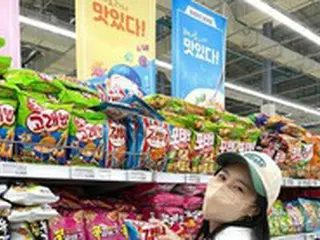 ユリ（少女時代）、お菓子の前でにっこり…スーパーマーケットでの買い物姿を公開