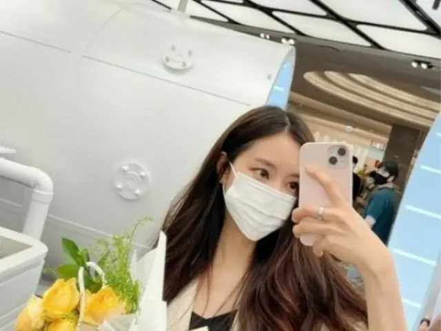 「T-ARA」ヒョミン、花より美しい友情はいつまでも…ハム・ウンジョンからのプレゼント認証ショット公開（画像提供:wowkorea）