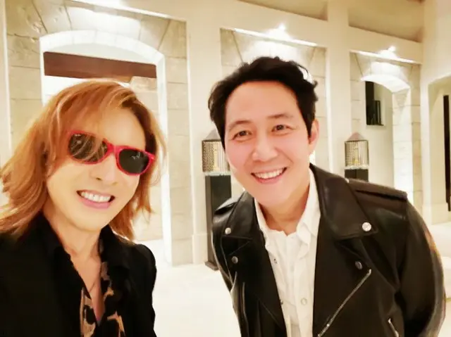 「X JAPAN」のYOSHIKIが俳優イ・ジョンジェと2ショット写真を撮り、話題となっている。（画像提供:wowkorea）