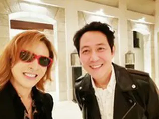「X JAPAN」YOSHIKI×俳優イ・ジョンジェ、米LAで2ショット写真