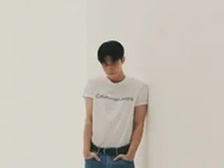 俳優パク・ソジュン、白Tシャツインのシンプルな装いで圧倒的なオーラ…「BTS（防弾少年団）」のVも“炎”のリアクション