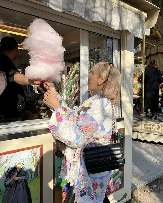 「BLACKPINK」リサ、見上げるビックサイズの”綿あめ”にビックリ！…海外でのんびりした日常を公開（画像提供:wowkorea）