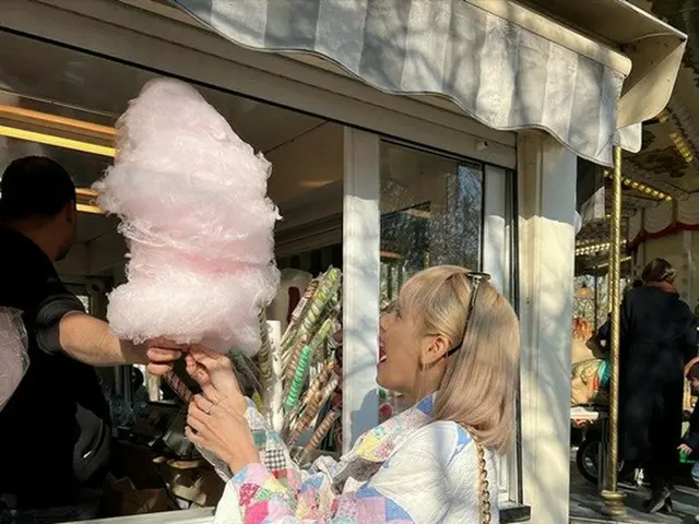「BLACKPINK」リサ、見上げるビックサイズの”綿あめ”にビックリ！…海外でのんびりした日常を公開（画像提供:wowkorea）