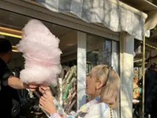 「BLACKPINK」リサ、見上げるビックサイズの”綿あめ”にビックリ！…海外でのんびりした日常を公開