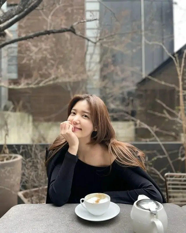 女優チョン・シア、カフェでの余裕ある時間を共有「温かいカプチーノと少し肌寒い天気」（画像提供:wowkorea）