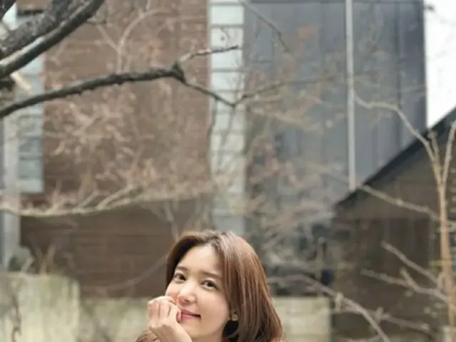 女優チョン・シア、カフェでの余裕ある時間を共有「温かいカプチーノと少し肌寒い天気」（画像提供:wowkorea）