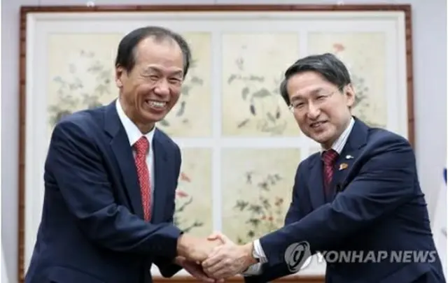 2019年9月、江原道庁を訪れた平井知事（右）と握手する崔文洵（チェ・ムンスン）江原道知事＝（聯合ニュース）