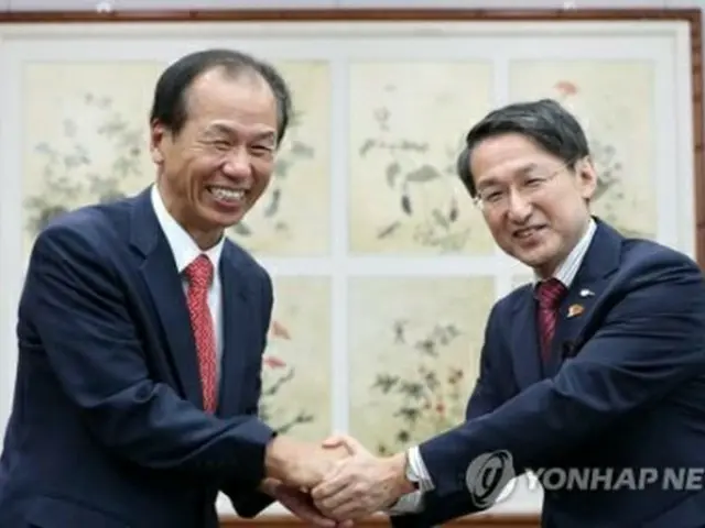 2019年9月、江原道庁を訪れた平井知事（右）と握手する崔文洵（チェ・ムンスン）江原道知事＝（聯合ニュース）