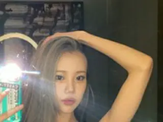 「MOMOLAND」ジュイ、輝く美貌の近況を公開…“直角の肩と鎖骨ライン”