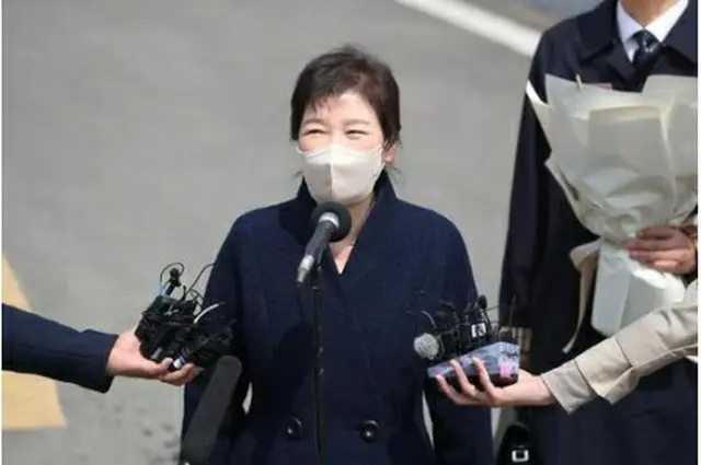 自宅前であいさつする朴氏＝24日、大邱（聯合ニュース）