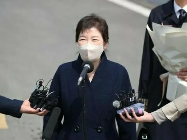 自宅前であいさつする朴氏＝24日、大邱（聯合ニュース）