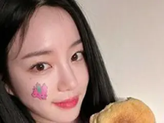 イ・ユビが「ポケモン・シール」を手にした写真を投稿…韓国の三十代を魅了する「ポケモン・パン」