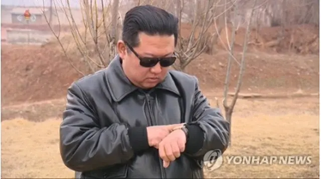 朝鮮中央テレビが２５日、前日の新型ＩＣＢＭ「火星１７」発射場面だとして公開した映像のワンシーン。サングラス姿の金正恩氏が時計を見つめている（朝鮮中央テレビの画面より）＝（聯合ニュース）≪転載・転用禁止≫