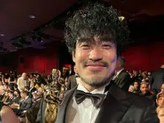 「ドライブ・マイ・カー」に出演した俳優ジン・デヨン、「アカデミー賞」オスカー像を持って笑顔