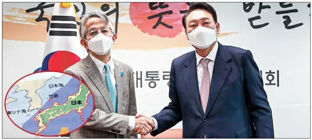 韓国の尹錫悦次期大統領当選者が相星孝一駐韓日本大使と会った様子と、「竹島」が日本の領土として記載されている日本の教科書（左下）（画像提供:wowkorea）