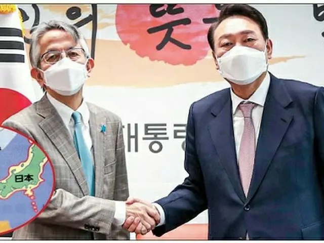 韓国の尹錫悦次期大統領当選者が相星孝一駐韓日本大使と会った様子と、「竹島」が日本の領土として記載されている日本の教科書（左下）（画像提供:wowkorea）