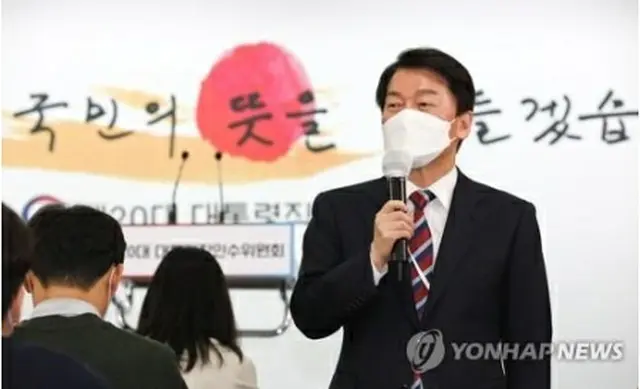 記者会見を行う安氏（政権引き継ぎ委員会写真記者団）＝30日、ソウル（聯合ニュース）