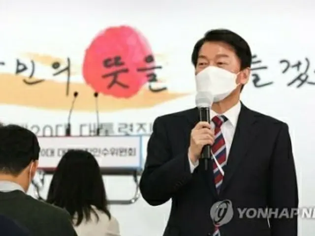 記者会見を行う安氏（政権引き継ぎ委員会写真記者団）＝30日、ソウル（聯合ニュース）