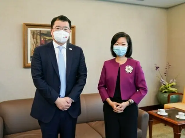 崔鍾建氏（左）とシム・アン氏（外交部提供）＝（聯合ニュース）≪転載・転用禁止≫