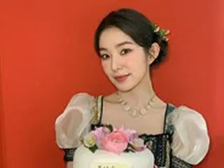 「Red Velvet」アイリーン、大きな誕生日ケーキを持ってクールな微笑み