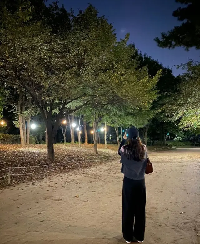 女優パク・ボヨン、1か月ぶりのSNS更新で近況報告 「夜の公園で」（画像提供:wowkorea）