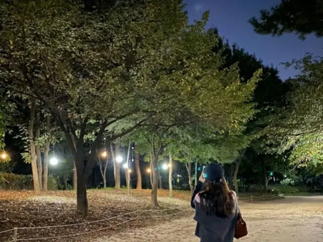 女優パク・ボヨン、1か月ぶりのSNS更新で近況報告 「夜の公園で」（画像提供:wowkorea）