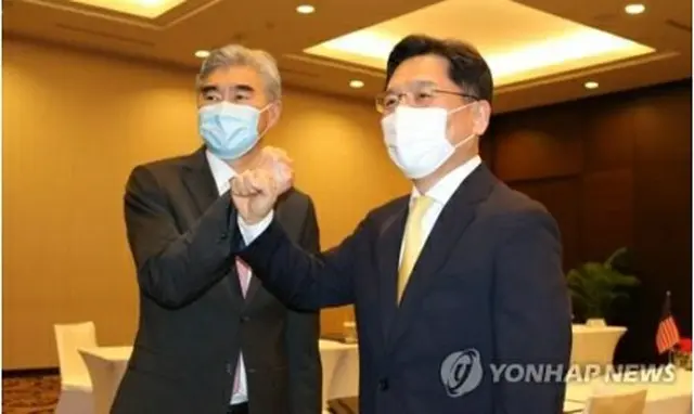 魯氏（右）とキム氏（資料写真）＝（聯合ニュース）