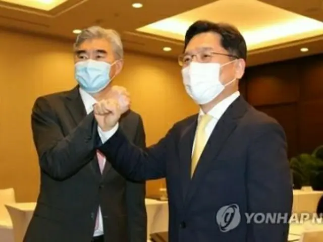 魯氏(右)とキム氏(資料写真)=(聯合ニュース)