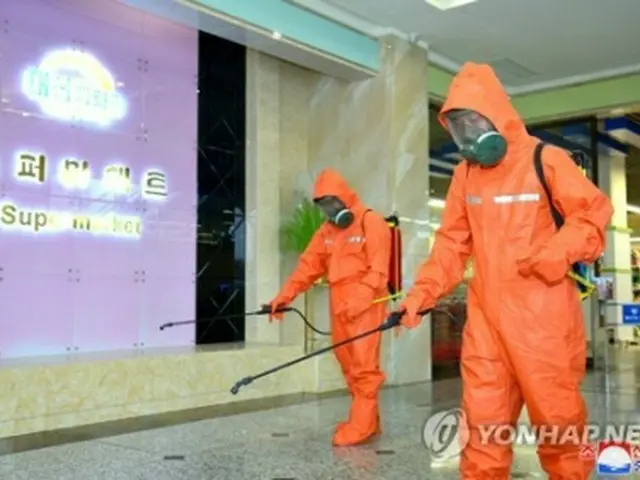 朝鮮中央通信は３月２９日、平壌市内の大城百貨店で新型コロナ感染防止のための消毒作業が行われたと報じた＝（朝鮮中央通信＝聯合ニュース）