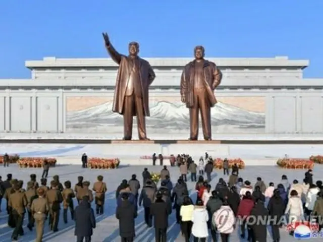 故金正日総書記の生誕８０年を迎えた２月１６日、労働者や兵士、学生らが故金日成主席と金総書記の銅像に献花した＝（朝鮮中央通信＝聯合ニュース）≪転載・転用禁止≫