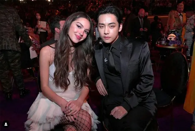 V(BTS)、グラミー賞パフォーマンスで隣に座った米女性歌手との2ショットが話題…女性歌手は最優秀新人賞を受賞（画像提供:wowkorea）
