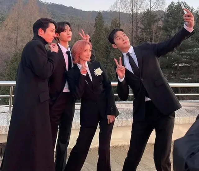 ロウン（SF9）、キム・ヒソンら「明日」の共演者とVサイン自撮り公開（画像提供:wowkorea）