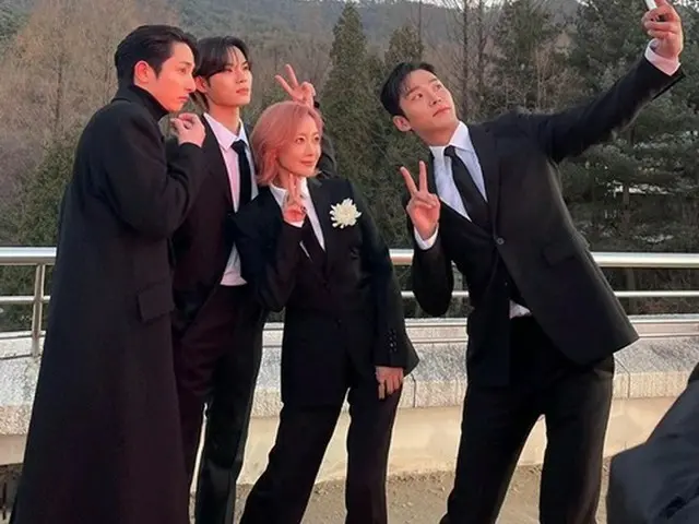 ロウン（SF9）、キム・ヒソンら「明日」の共演者とVサイン自撮り公開（画像提供:wowkorea）