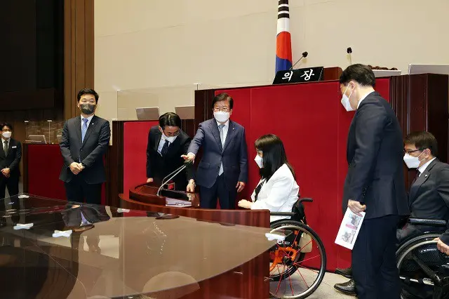 国会本会議場発言台、47年ぶりに改造「車椅子に座ったままでも便利に」＝韓国（画像提供:wowkorea）
