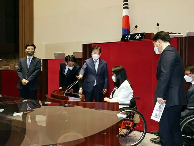 国会本会議場発言台、47年ぶりに改造「車椅子に座ったままでも便利に」＝韓国（画像提供:wowkorea）
