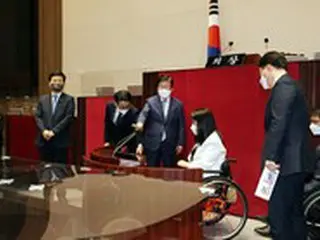 国会本会議場発言台、47年ぶりに改造「車椅子に座ったままでも便利に」＝韓国