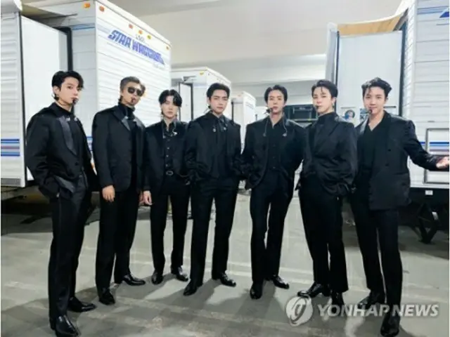 グラミー賞授賞式でのパフォーマンスを前に記念撮影するＢTＳ（公式ツイッターより）＝（聯合ニュース）≪転載・転用禁止≫