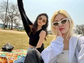 元「I.O.I」イム・ナヨン＆チョン・ソミ、仲良くピクニックを楽しむ姿を公開