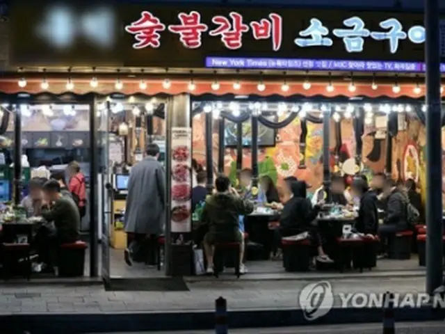 ３月末、ソウル市内の繁華街にある飲食店の様子（資料写真）＝（聯合ニュース）