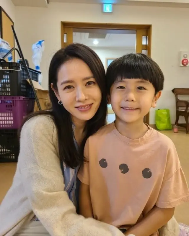 “新婚ホヤホヤ”女優ソン・イェジン、ドラマ「39歳」で共演した子役俳優をぎゅっとハグする姿を公開（画像提供:wowkorea）