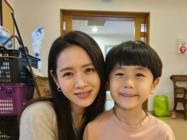 “新婚ホヤホヤ”女優ソン・イェジン、ドラマ「39歳」で共演した子役俳優をぎゅっとハグする姿を公開（画像提供:wowkorea）