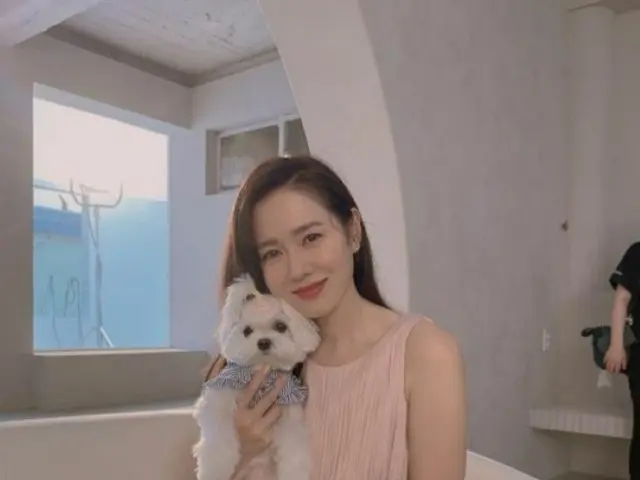 女優ソン・イェジン、ヒョンビンとの挙式に愛犬が出席し話題に…コン・ヒョジンが抱っこされ“ママ”を見守る姿(画像提供:wowkorea)